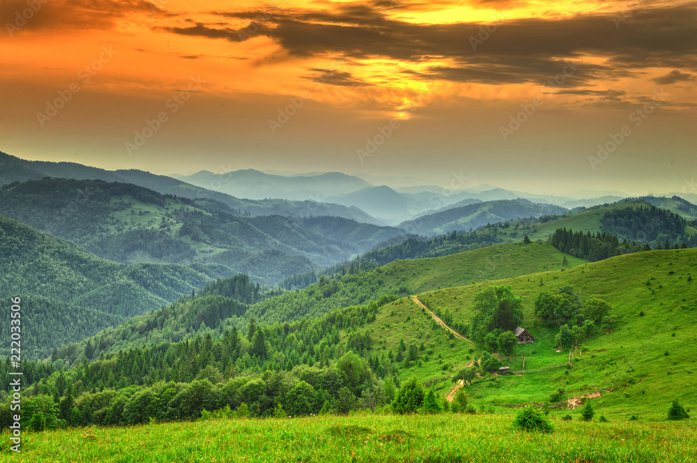 Obraz premium Krajobraz HDR z górami i chmurami Karpatian