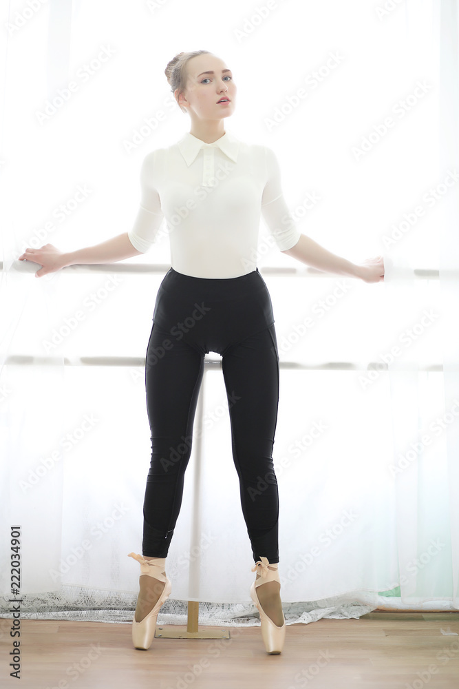 Fototapeta premium Pretty girl ballet dancer practicing