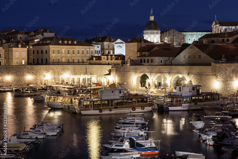 Obraz premium Dubrownik at night in Croatia, Europe