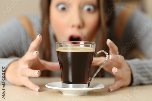 Canvastavla Amazed woman looking at coffee cup