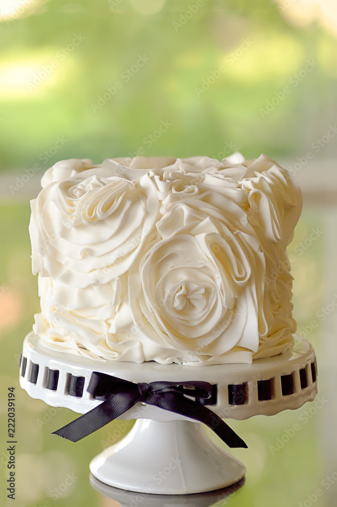 Trendy Single Tier Wedding Cake With Rosette Fondant Decoration Stock Trendy single tier wedding cake with rosette fondant decoration stock