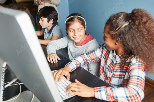 Mädchen lernen zusammen am Computer