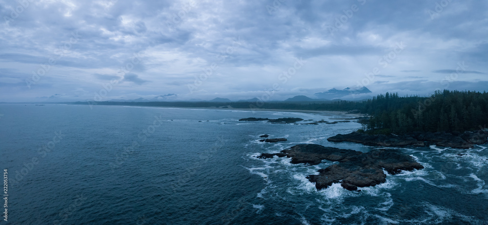 Obraz premium Aerial panoramic seascape view of the Pacific Ocean Coast during a cloudy summer sunset. Taken near Tofino and Ucluelet, Vancouver Island, BC, Canada.