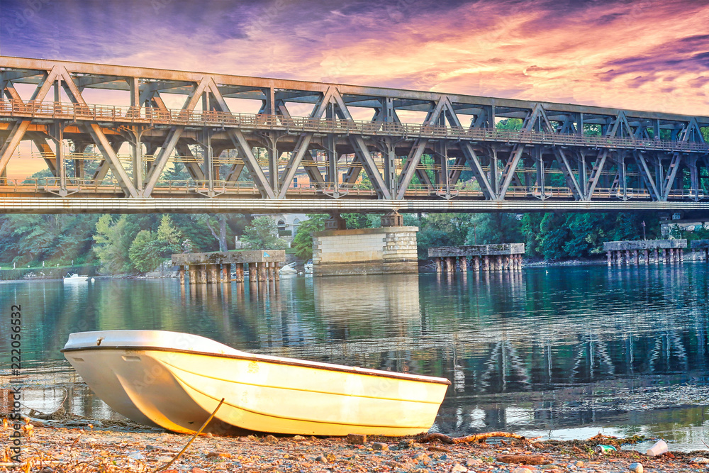 Fototapeta Cielo rosa sul ponte del fiume Ticino