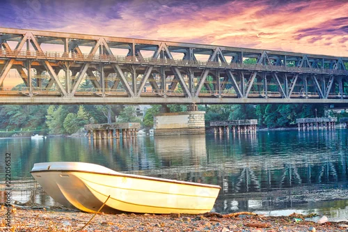 Obraz różowe niebo nad mostem na rzece, Ticino