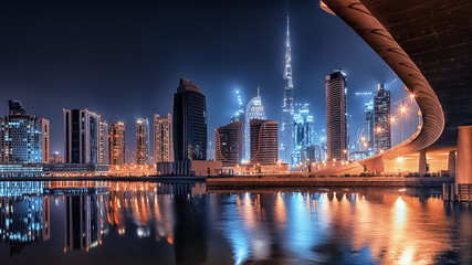 Wandcirkels Dubai Verlichte stad Dubai in de nacht  © Stockbym