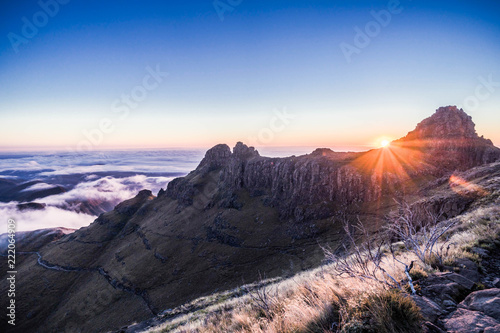 Obraz Wczesny początek w górach Drakensburg z widokiem na dolinę poniżej.