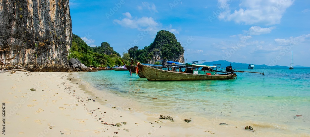 Fototapeta premium Panoramic view of perfect Thailand beach with white sand and traditional long boats