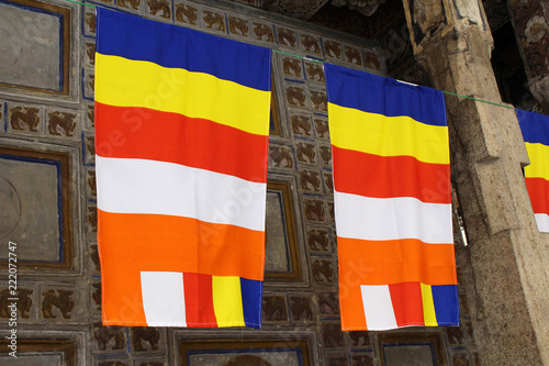 Foto The Buddhist prayer flags around the Temple of the Sacred Tooth in Kandy