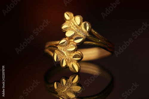 Olive leaves symbol on gold ring, Fashion gold ring © Bordin
