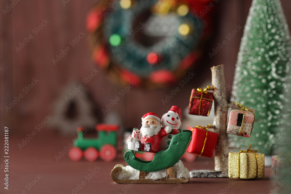 赤茶色の背景のクリスマス雑貨とサンタクロースのイメージ