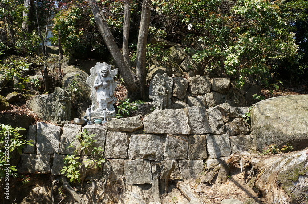 Miyajima Berg Misen: Figuren auf Mauer