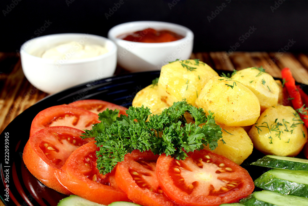 potatoes baked with fresh vegetables