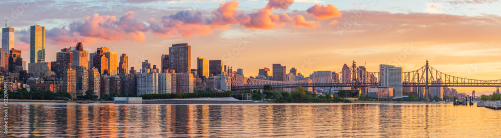 View to Manhattan skyline from the Long Island City at sunrise - obrazy, fototapety, plakaty 
