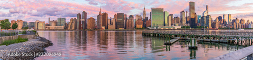 Fotografia View to Manhattan skyline from the Long Island City at sunrise