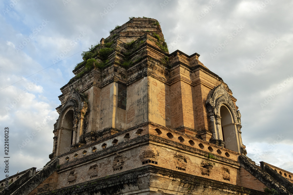 Fototapeta premium Wat Chedi Luang Temple in Old City, Chiang Mai at sunset