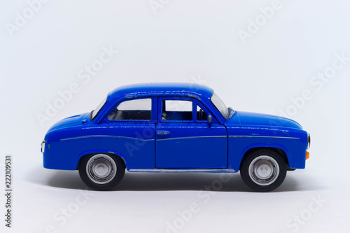 Niebieski samochód zabawka polska syrena