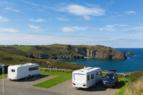 Φωτογραφία Caravans on a pitch by a beautiful coast scene
