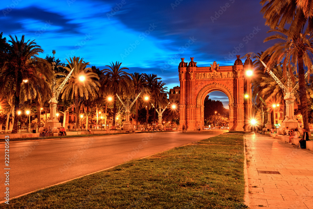 Naklejka premium Łuk Triumfalny w Parc de la Ciutadella o zmierzchu, Barcelona
