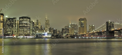Manhattan e ponte di Brooklin di sera