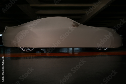 Voiture de luxe protégée et bâchée par une housse