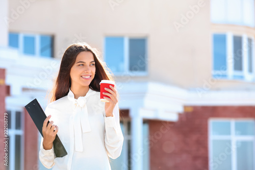 Young businesswoman drinkin...