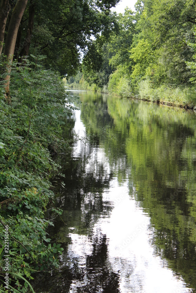 Spiegelung im Ems-Jade-Kanal in Deutschland Spiegelung im Ems-Jade-Kanal in Deutschland