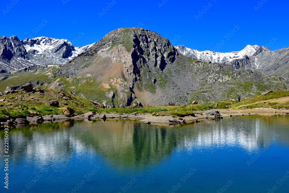 Südtirols wunderschöne Bergwelt - Berge spiegeln sich im Gebirgssee