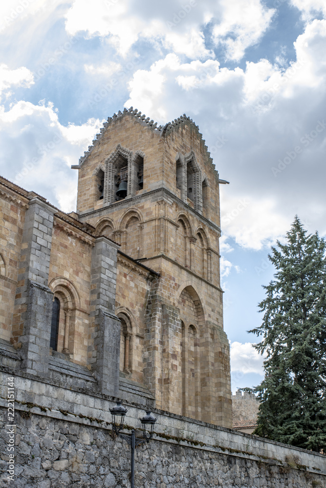 Basilica románica de San Vicente  en la ciudad de Ávila, España