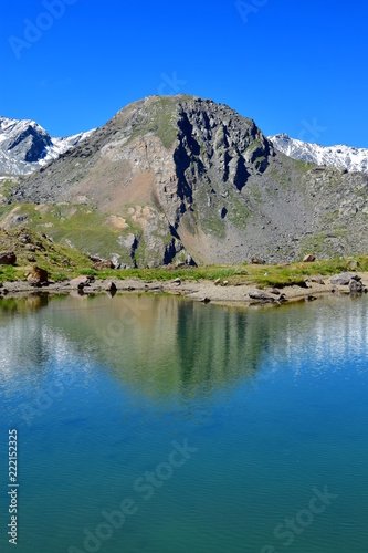 Gebirgssee in Südtirol mit Spiegelung der Bergkette