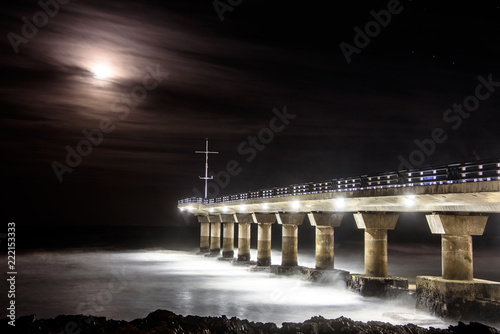 Obraz księżyc i widok na molo w Port Elizabeth, RPA
