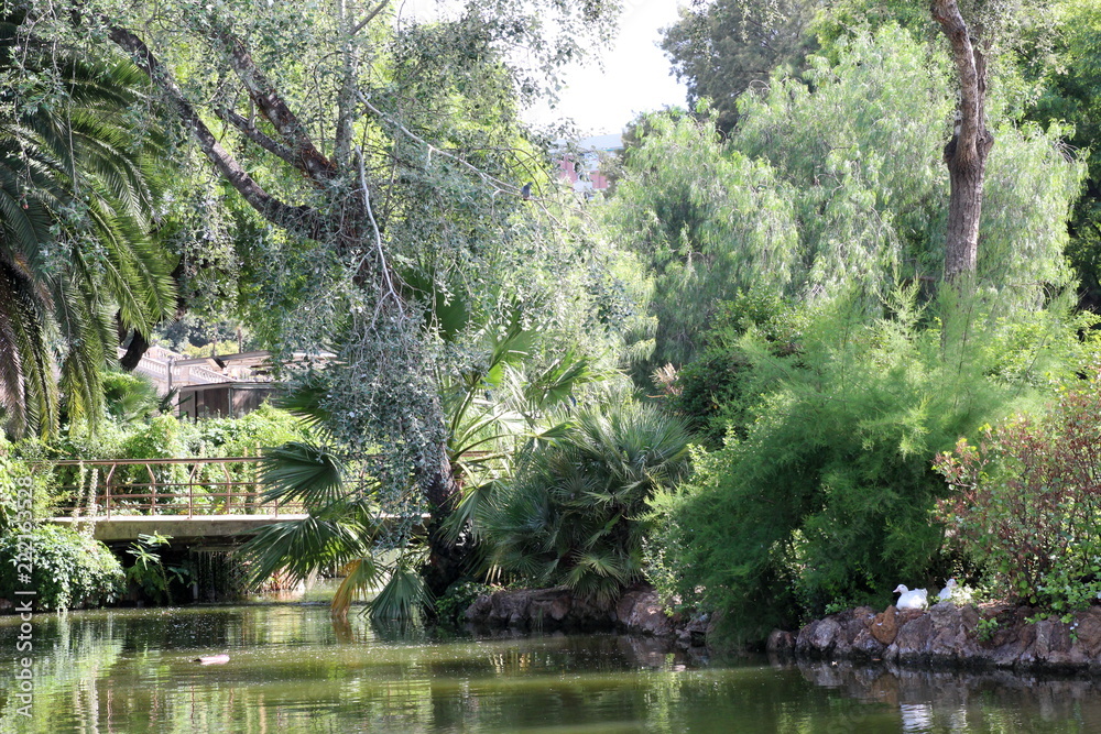 Obraz premium Étendue d'eau dans un parc de Barcelone