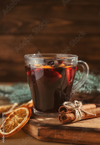 Quadro em tela Glass cup of delicious hot mulled wine on wooden board