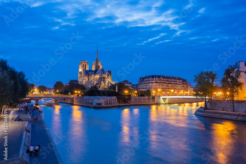 Widok z przodu Matki Bożej z Paryża w nocy