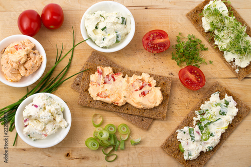 Knäckebrot mit Frischkäsespezialitäten photo