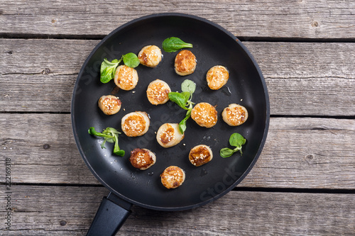 Fried scallops with lemon and salad