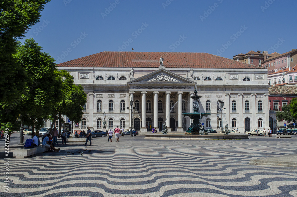 vista de la fachada del teatro Nacional D. Maria II en la plaza Rossio, Lisboa, Portugal