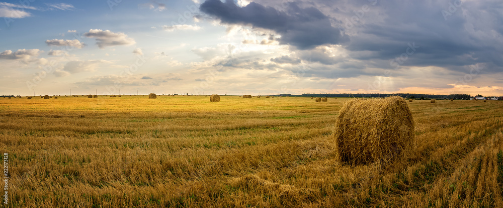осенний пейзаж в поле с сеном вечером, Россия, Урал, сентябрь
