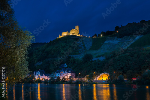 Obraz na płótnie Bernkastel zur blauen Stunde w salonie