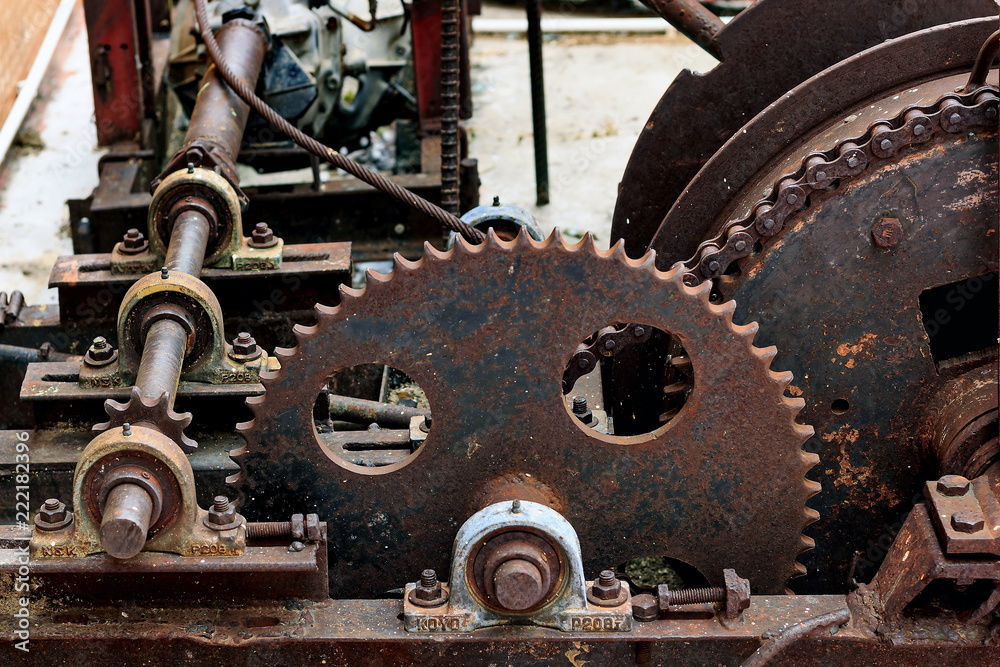 The rust is attached to the old machine. The rust is attached to the old machine.