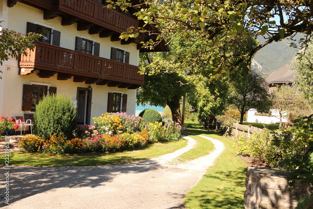 Fototapeta premium Bunter Vorgarten an einem Haus am Wolfgangsee im Salzkammergut