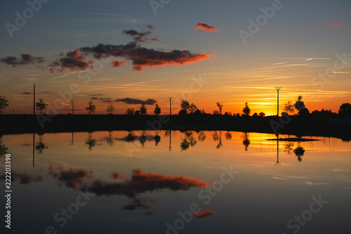 coucher de soleil nuageux sur le lac et reflet du paysage