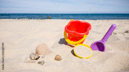 Spielsachen aus Plastik im Sand am Strand photo