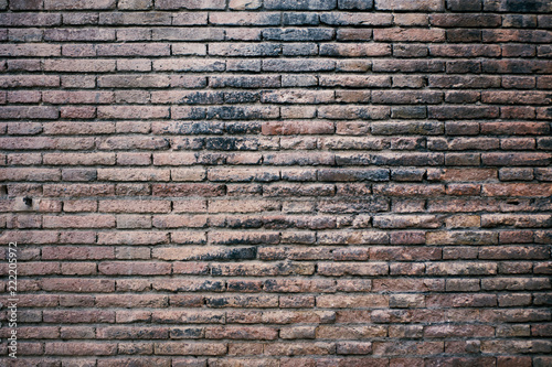 Fondo de pared de ladrillo viejo y gastado.