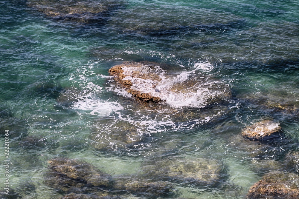 Fototapeta premium REMOLINO MAR Y ROCA