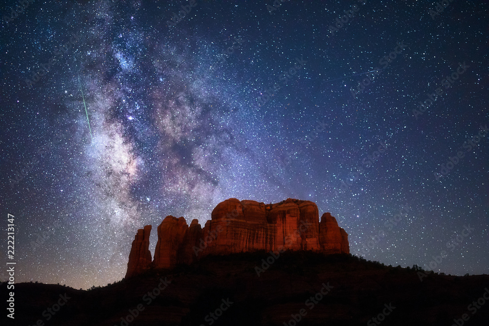 Obraz premium Smugi meteorów przez Drogę Mleczną powyżej Rock Cathedral w Sedona, Arizona.