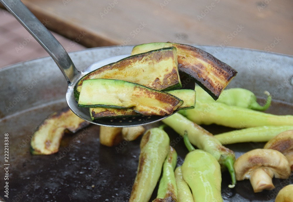 Gegrillte Championship, Zucchini und Paprika in einer Pfanne auf offenem  Feuer Stock Photo | Adobe Stock