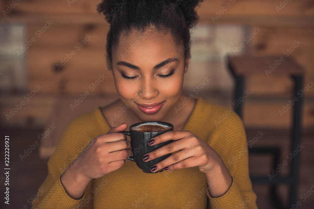 Afro American girl in cafe - obrazy, fototapety, plakaty 