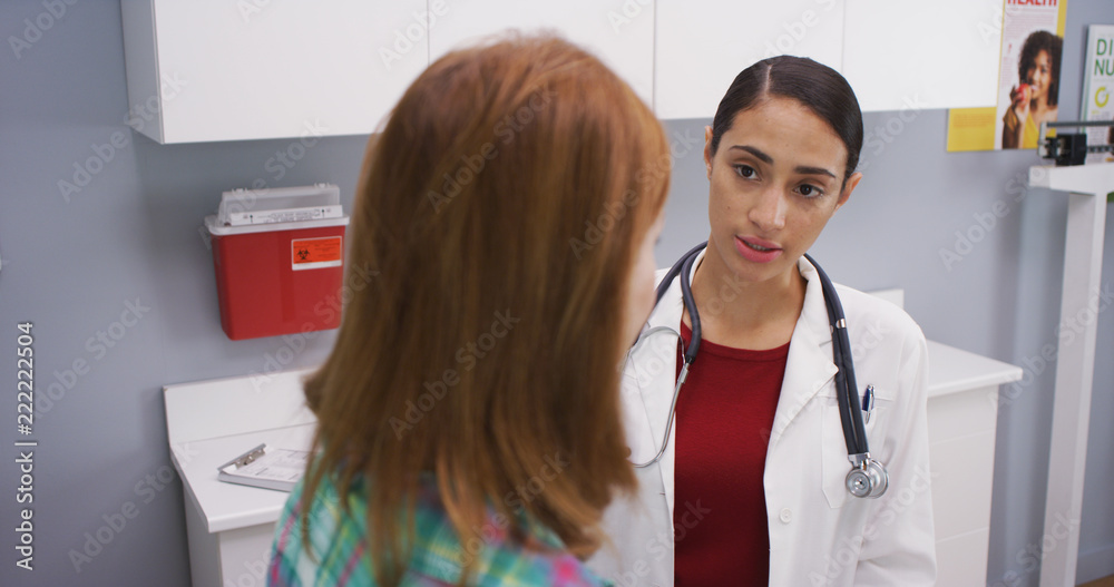 Φωτογραφία Professional latina doctor attending middle aged patient indoors medical clinic
