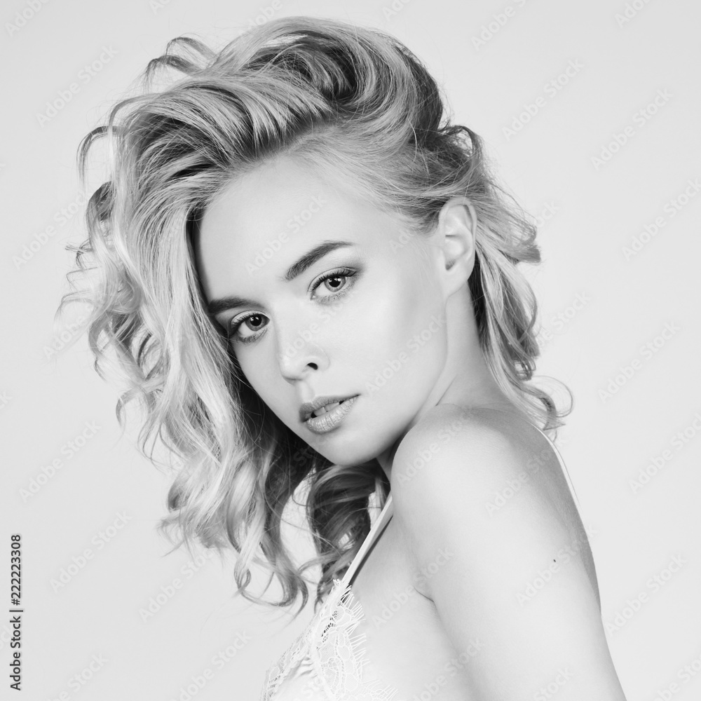 Naklejka premium Young beautiful blonde with retro hairstyle
